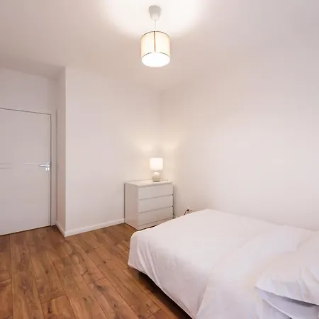 Saska Kepa Bright Apartment