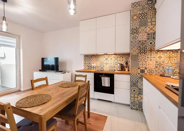 Saska Kepa Bright By Bookinghost